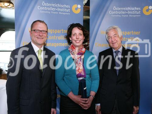 (C) fotodienst/Anna Rauchenberger - Wien, 21.04.2009 - Heute wurde auf der MS Vindobona das Controller Diplom an Absolventen unterschiedlicher Lehrgänge des ÖCI (Österreichisches Controller Institut) verliehen. Gleichzeitig fand auch das Jahrestreffen des ÖCI-Absolventenclubs statt. FOTO: Überreichung der Diplome v.l.: Bernd Kadic, Geschäftsführer des ÖCI, Drs Aleida Bos, Rolf Eschenbach, wissenschaftlicher Leiter des Österreichischen Controller-Instituts