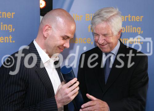 (C) fotodienst/Anna Rauchenberger - Wien, 21.04.2009 - Heute wurde auf der MS Vindobona das Controller Diplom an Absolventen unterschiedlicher Lehrgänge des ÖCI (Österreichisches Controller Institut) verliehen. Gleichzeitig fand auch das Jahrestreffen des ÖCI-Absolventenclubs statt. FOTO: überreichung der Diplome durch Bernd Kadic, Geschäftsführer des ÖCI und Rolf Eschenbach, wissenschaftlicher Leiter des Österreichischen Controller-Instituts