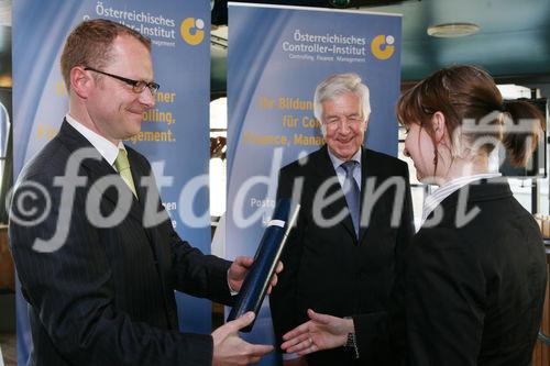 (C) fotodienst/Anna Rauchenberger - Wien, 21.04.2009 - Heute wurde auf der MS Vindobona das Controller Diplom an Absolventen unterschiedlicher Lehrgänge des ÖCI (Österreichisches Controller Institut) verliehen. Gleichzeitig fand auch das Jahrestreffen des ÖCI-Absolventenclubs statt. FOTO: überreichung der Diplome durch Bernd Kadic, Geschäftsführer des ÖCI und Rolf Eschenbach, wissenschaftlicher Leiter des Österreichischen Controller-Instituts