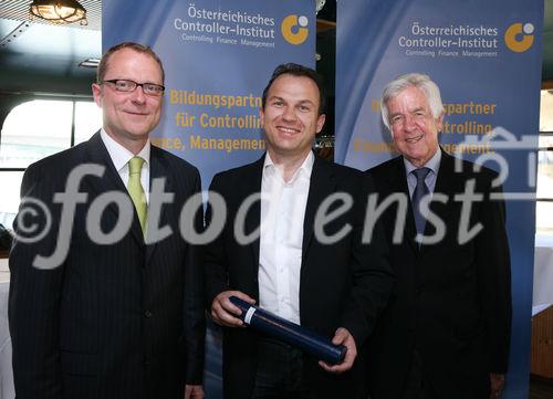 (C) fotodienst/Anna Rauchenberger - Wien, 21.04.2009 - Heute wurde auf der MS Vindobona das Controller Diplom an Absolventen unterschiedlicher Lehrgänge des ÖCI (Österreichisches Controller Institut) verliehen. Gleichzeitig fand auch das Jahrestreffen des ÖCI-Absolventenclubs statt. FOTO: Überreichung der Diplome v.l.: Bernd Kadic, Geschäftsführer des ÖCI, Mag. Bernhard Oberhauser, Rolf Eschenbach, wissenschaftlicher Leiter des Österreichischen Controller-Instituts