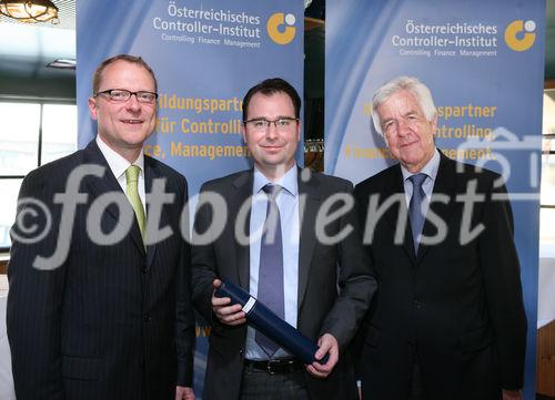 (C) fotodienst/Anna Rauchenberger - Wien, 21.04.2009 - Heute wurde auf der MS Vindobona das Controller Diplom an Absolventen unterschiedlicher Lehrgänge des ÖCI (Österreichisches Controller Institut) verliehen. Gleichzeitig fand auch das Jahrestreffen des ÖCI-Absolventenclubs statt. FOTO: Überreichung der Diplome v.l.: Bernd Kadic, Geschäftsführer des ÖCI, Mag. Martin Pircher, Rolf Eschenbach, wissenschaftlicher Leiter des Österreichischen Controller-Instituts