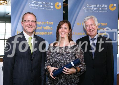 (C) fotodienst/Anna Rauchenberger - Wien, 21.04.2009 - Heute wurde auf der MS Vindobona das Controller Diplom an Absolventen unterschiedlicher Lehrgänge des ÖCI (Österreichisches Controller Institut) verliehen. Gleichzeitig fand auch das Jahrestreffen des ÖCI-Absolventenclubs statt. FOTO: Überreichung der Diplome v.l.: Bernd Kadic, Geschäftsführer des ÖCI, Mag. Julia Schuster, Rolf Eschenbach, wissenschaftlicher Leiter des Österreichischen Controller-Instituts