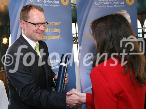 (C) fotodienst/Anna Rauchenberger - Wien, 21.04.2009 - Heute wurde auf der MS Vindobona das Controller Diplom an Absolventen unterschiedlicher Lehrgänge des ÖCI (Österreichisches Controller Institut) verliehen. Gleichzeitig fand auch das Jahrestreffen des ÖCI-Absolventenclubs statt. FOTO: überreichung der Diplome durch Bernd Kadic, Geschäftsführer des ÖCI und Rolf Eschenbach, wissenschaftlicher Leiter des Österreichischen Controller-Instituts