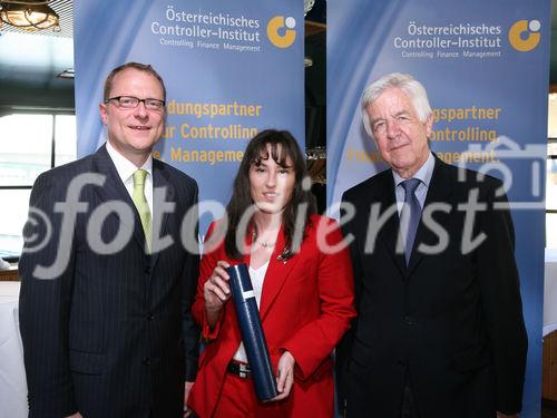 (C) fotodienst/Anna Rauchenberger - Wien, 21.04.2009 - Heute wurde auf der MS Vindobona das Controller Diplom an Absolventen unterschiedlicher Lehrgänge des ÖCI (Österreichisches Controller Institut) verliehen. Gleichzeitig fand auch das Jahrestreffen des ÖCI-Absolventenclubs statt. FOTO: Überreichung der Diplome v.l.: Bernd Kadic, Geschäftsführer des ÖCI, Petra Ulrich, Rolf Eschenbach, wissenschaftlicher Leiter des Österreichischen Controller-Instituts