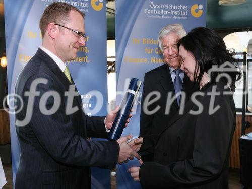 (C) fotodienst/Anna Rauchenberger - Wien, 21.04.2009 - Heute wurde auf der MS Vindobona das Controller Diplom an Absolventen unterschiedlicher Lehrgänge des ÖCI (Österreichisches Controller Institut) verliehen. Gleichzeitig fand auch das Jahrestreffen des ÖCI-Absolventenclubs statt. FOTO: überreichung der Diplome durch Bernd Kadic, Geschäftsführer des ÖCI und Rolf Eschenbach, wissenschaftlicher Leiter des Österreichischen Controller-Instituts