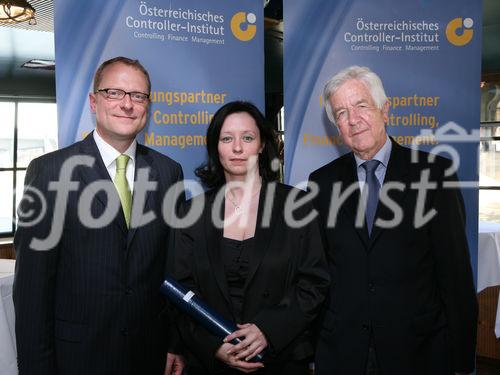 (C) fotodienst/Anna Rauchenberger - Wien, 21.04.2009 - Heute wurde auf der MS Vindobona das Controller Diplom an Absolventen unterschiedlicher Lehrgänge des ÖCI (Österreichisches Controller Institut) verliehen. Gleichzeitig fand auch das Jahrestreffen des ÖCI-Absolventenclubs statt. FOTO: Überreichung der Diplome v.l.: Bernd Kadic, Geschäftsführer des ÖCI, Cornelia Umbauer, Rolf Eschenbach, wissenschaftlicher Leiter des Österreichischen Controller-Instituts