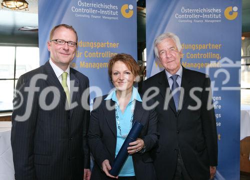 (C) fotodienst/Anna Rauchenberger - Wien, 21.04.2009 - Heute wurde auf der MS Vindobona das Controller Diplom an Absolventen unterschiedlicher Lehrgänge des ÖCI (Österreichisches Controller Institut) verliehen. Gleichzeitig fand auch das Jahrestreffen des ÖCI-Absolventenclubs statt. FOTO: Überreichung der Diplome v.l.: Bernd Kadic, Geschäftsführer des ÖCI, Maria Ganzer, Rolf Eschenbach, wissenschaftlicher Leiter des Österreichischen Controller-Instituts