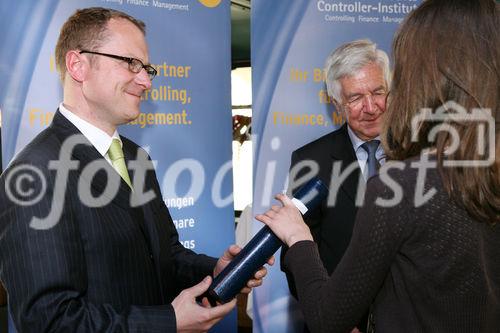 (C) fotodienst/Anna Rauchenberger - Wien, 21.04.2009 - Heute wurde auf der MS Vindobona das Controller Diplom an Absolventen unterschiedlicher Lehrgänge des ÖCI (Österreichisches Controller Institut) verliehen. Gleichzeitig fand auch das Jahrestreffen des ÖCI-Absolventenclubs statt. FOTO: überreichung der Diplome durch Bernd Kadic, Geschäftsführer des ÖCI und Rolf Eschenbach, wissenschaftlicher Leiter des Österreichischen Controller-Instituts