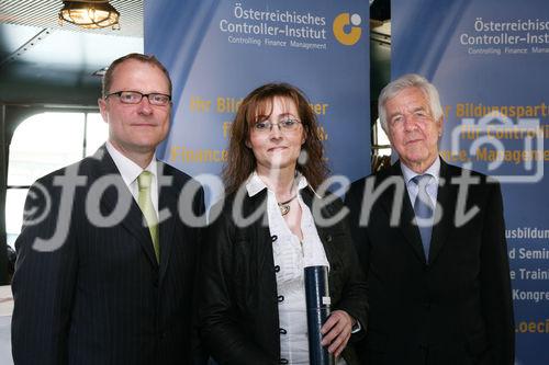 (C) fotodienst/Anna Rauchenberger - Wien, 21.04.2009 - Heute wurde auf der MS Vindobona das Controller Diplom an Absolventen unterschiedlicher Lehrgänge des ÖCI (Österreichisches Controller Institut) verliehen. Gleichzeitig fand auch das Jahrestreffen des ÖCI-Absolventenclubs statt. FOTO: Überreichung der Diplome v.l.: Bernd Kadic, Geschäftsführer des ÖCI, Petra Theuretsbacher, Rolf Eschenbach, wissenschaftlicher Leiter des Österreichischen Controller-Instituts