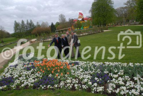 Markus Achleitner - GF EurothermenResorts, LH Josef Pühringer, LR Josef Stockinger, Bgm von Bad Schallerbach Gerhard Baumgartner;
Bad Schallerbach 'BOTANICA 2009' - Presseführung durch Landesgartenschau