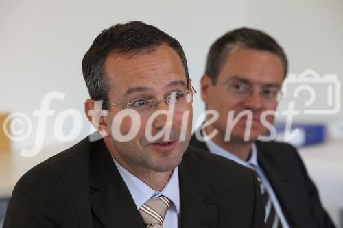 Pressekonferenz ASFINAG, Salzburg, 2009-04-20; Bild zeigt: DI Alexander Walcher (Geschaeftsfuehrer ASFINAG Baumanagement GmbH), DI Christian Nagl (Landesbaudirektor); Bildnachweis: fotodienst.at/Chris Hofer