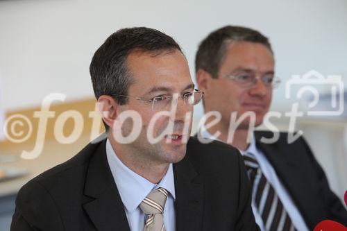 Pressekonferenz ASFINAG, Salzburg, 2009-04-20; Bild zeigt: DI Alexander Walcher (Geschaeftsfuehrer ASFINAG Baumanagement GmbH), DI Christian Nagl (Landesbaudirektor); Bildnachweis: fotodienst.at/Chris Hofer