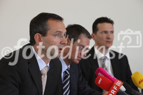 Pressekonferenz ASFINAG, Salzburg, 2009-04-20; Bild zeigt: DI Alexander Walcher (Geschaeftsfuehrer ASFINAG Baumanagement GmbH), DI Christian Nagl (Landesbaudirektor), DI Gernot Brandtner (Geschaeftsfuehrer ASFINAG Baumanagement GmbH); Bildnachweis: fotodienst.at/Chris Hofer