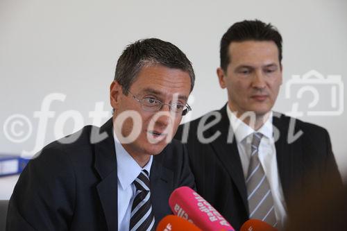 Pressekonferenz ASFINAG, Salzburg, 2009-04-20; Bild zeigt: DI Alexander Walcher (Geschaeftsfuehrer ASFINAG Baumanagement GmbH), DI Christian Nagl (Landesbaudirektor), DI Gernot Brandtner (Geschaeftsfuehrer ASFINAG Baumanagement GmbH); Bildnachweis: fotodienst.at/Chris Hofer