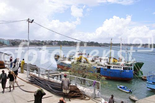 Stahlträger werden im Hafen von MOmbasa auf einen Frachter verladen