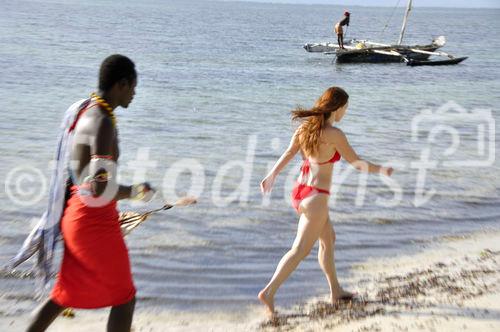 Touristin auf der Flucht vor aufdringlichen MAsaii-Beach-Boys in Mombasa, young femal tourist fleeing from Masaai-Beach-Boy in Mombasa