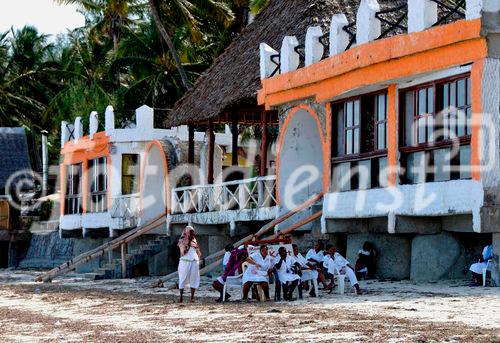 Die Touristenflaute in Mombasa hält an. Die Kenianer sind verzweifelt, arm und arbeitslos. Still waiting for the tourists to come back to Mombasa after the political riots that have forced 300'000 people to refugie camps