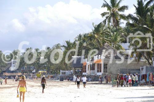 Mombasa Stränden sind meneschenleer. Das Land leidet noch immer am Touristenschwund nach den politischen Unruhen. Mombasa's beaches are empty. There are hardly any tourists. Kenya is stillsuffering from the post election riots