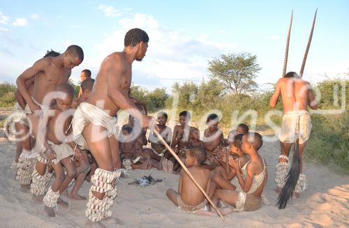 Naro-Buschmann-Sippe. Naro-San-People near Ghanzi in the central Kalahari. Naro-Buschmann-Sippe nahe Ghanzi in der Zentral-Kalahari von Botswana near Grassland Safari Lodge