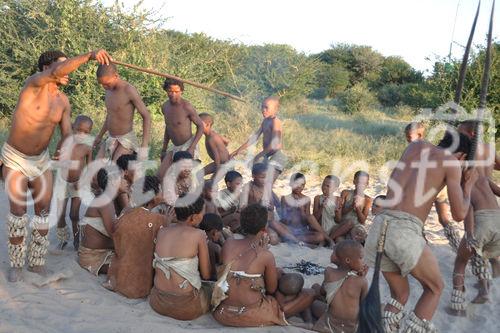 Naro-Buschmann-Sippe. Naro-San-People near Ghanzi in the central Kalahari. Naro-Buschmann-Sippe nahe Ghanzi in der Zentral-Kalahari von Botswana near Grassland Safari Lodge