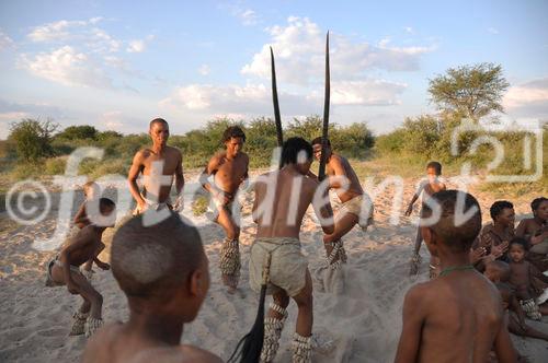 Naro-Buschmann-Sippe. Naro-San-People near Ghanzi in the central Kalahari. Naro-Buschmann-Sippe nahe Ghanzi in der Zentral-Kalahari von Botswana near Grassland Safari Lodge