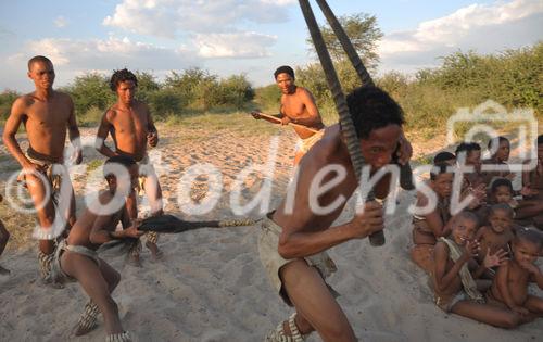 Bushmen-Rituale: Jagd auf die Wildtiere. Naro-Bushmen near Ghanzi in the Central Kalahari at Grassland Safari Lodge showing how they kill an animal. 
In the past there were hunted as well and you could even get a license for killing a bushmen. 