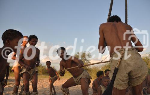 Naro Bushmen in der Zentral Kalahari. Die letzten 15'000 Überlebenden einer untergehenden Urahnen- und Nomadenkultur. 
Die San sterben bald aus und mkit Ihnen geht ein Stück Geschichte Afrika's unter.