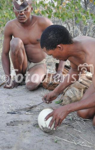Buschmänner-Überlebenstrick in der Wüste: Kühles Wasser in Strausseneiern hält sich bis zu 7 MOnate: Bushmen Coolbox or bushmen-way of storing water in the desert. Cool Water sored in oostrich-eggs lasts for 7 month