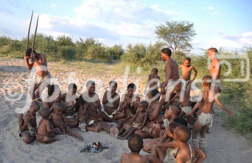 Naro-San-People near Ghanzi in the central Kalahari. Naro-Buschmann-Sippe nahe Ghanzi in der Zentral-Kalahari von Botswana