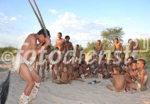  Naro-Buschmann-Sippe. Naro-San-People near Ghanzi in the central Kalahari. Naro-Buschmann-Sippe nahe Ghanzi in der Zentral-Kalahari von Botswana near Grassland Safari Lodge