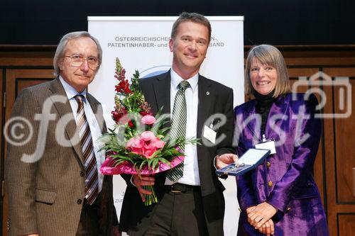 (C) fotodienst/Anna Rauchenberger - Wien, 16.04.2009 - Der Österreichische Innovatoren, Patentinhaber und Erfinderverband (OPEV) feiert am 16.4.2009 im Technischen Museum seinen 100. Geburtstag. Dieser Anlaß ist gleichzeitig feierlicher Rahmen für 10 Persönlichkeiten, die mit der begehrten Kaplan-Medaille, höchste Auszeichnung für Erfinder in Österreich, geehrt werden. FOTO v.l.: Komm. Rat Volkwin Hoffelner, Vizepräsident des OPEV und Direktor des Kuratoriums der Kaplanmedaille, Stefan Gubi, Geschäftsführer AKG, o.univ. Prof. DI Dr. Gerlind Weber