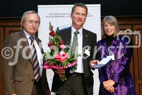 (C) fotodienst/Anna Rauchenberger - Wien, 16.04.2009 - Der Österreichische Innovatoren, Patentinhaber und Erfinderverband (OPEV) feiert am 16.4.2009 im Technischen Museum seinen 100. Geburtstag. Dieser Anlaß ist gleichzeitig feierlicher Rahmen für 10 Persönlichkeiten, die mit der begehrten Kaplan-Medaille, höchste Auszeichnung für Erfinder in Österreich, geehrt werden. FOTO v.l.: Komm. Rat Volkwin Hoffelner, Vizepräsident des OPEV und Direktor des Kuratoriums der Kaplanmedaille, Stefan Gubi, Geschäftsführer AKG, o.univ. Prof. DI Dr. Gerlind Weber