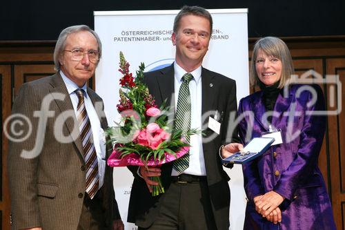 (C) fotodienst/Anna Rauchenberger - Wien, 16.04.2009 - Der Österreichische Innovatoren, Patentinhaber und Erfinderverband (OPEV) feiert am 16.4.2009 im Technischen Museum seinen 100. Geburtstag. Dieser Anlaß ist gleichzeitig feierlicher Rahmen für 10 Persönlichkeiten, die mit der begehrten Kaplan-Medaille, höchste Auszeichnung für Erfinder in Österreich, geehrt werden. FOTO v.l.: Komm. Rat Volkwin Hoffelner, Vizepräsident des OPEV und Direktor des Kuratoriums der Kaplanmedaille, Stefan Gubi, Geschäftsführer AKG, o.univ. Prof. DI Dr. Gerlind Weber