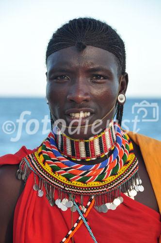 Masai Men with traditional neckrings. Junger Masai-Mann mit traditionellem Glasperlenschmuck um den Nacken