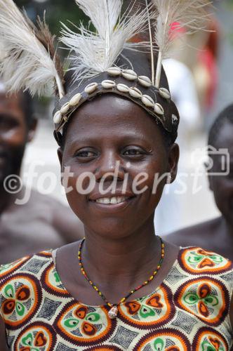 Masai-Frau; tanzt; tanzend; Diani Reef VIP-Empfang; Diani Reef. Masai-Frau dancing at Diani Reef Mombasa for VIP-welcome ceremony; Hotellerie; Tourismus; tourism; tourist; traditional music