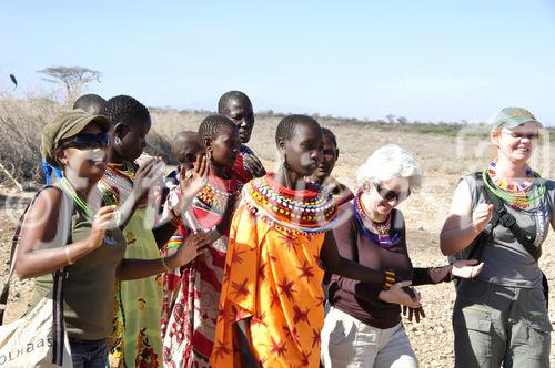 Kulturaustausch: Cultural Meeting of Samburu-Village-women and white LAdies. Treffen von Samburu-Frauen und europäischen Frauen. 