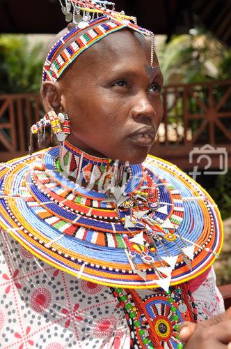 Beautifull Masai Women with tradition colour glass perls around her neck. Hübsche Masai-Frau mit traditionellem Glasperlenschmuck, Halsringe