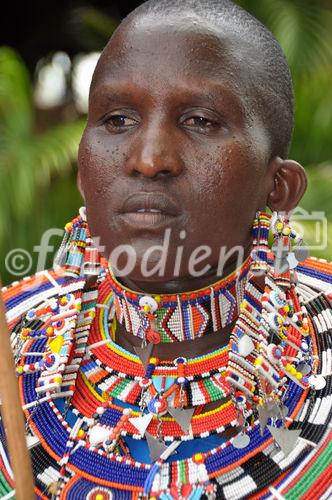 Masai women with traditional glas-perls neck-rings. Junge Masai-Frau trägt bunte Glasperlen-Halsringe; Schmuck; Tradition, Bantu-Kultur,