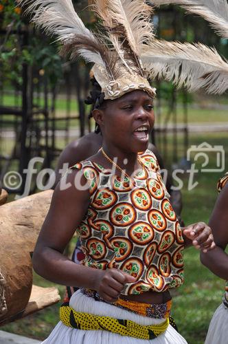 A young Masai women is dancing for the VIP-Welcome ceremony at Diani Reef. Masai-Frau tanzt zur traditionellen Musik und Folklore im Diani Reef zum VIP-Empfang