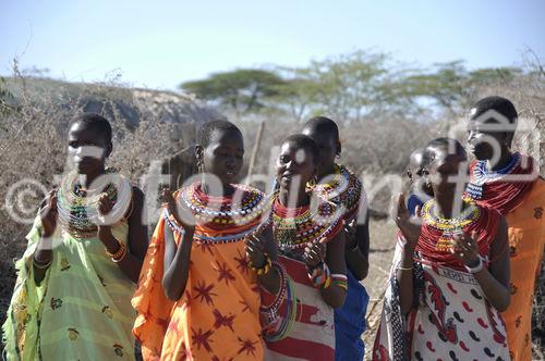 Samburu-Village-women with beautifull neckless beatwork. Samburu-Frauen mit wunderschönem Ohr- und Nackenschmuck aus bunten Glasperlen