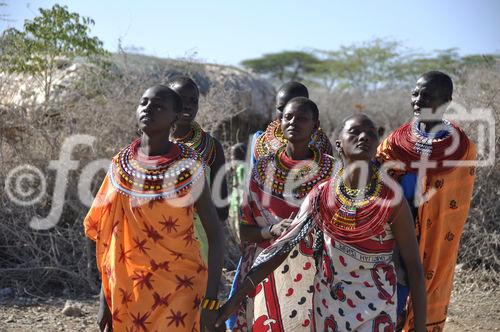 Samburu-Village-women with beautifull neckless beatwork. Samburu-Frauen mit wunderschönem Ohr- und Nackenschmuck aus bunten Glasperlen