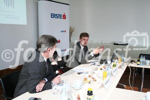 (C) fotodienst; Julia Fuchs, Wien - CEE Equity Strategy:
Märkte bleiben volatil, aber Bodenbildung erscheint realistisch. Foto:(vlnr): Fritz Mostböck, Gerald Walek, Henning Esskuchen 