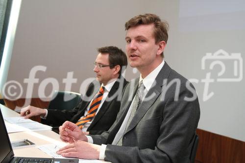 (C) fotodienst; Julia Fuchs, Wien - CEE Equity Strategy:
Märkte bleiben volatil, aber Bodenbildung erscheint realistisch. Foto:(vlnr): Gerald Walek, Henning Esskuchen 