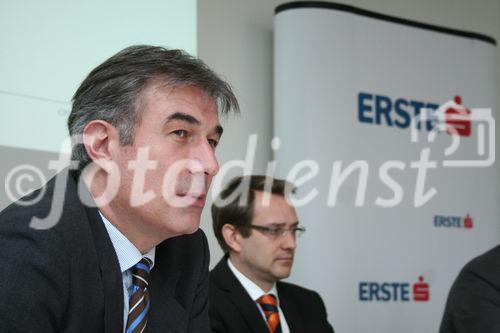 (C) fotodienst; Julia Fuchs, Wien - CEE Equity Strategy:
Märkte bleiben volatil, aber Bodenbildung erscheint realistisch. Foto:(vlnr): Fritz Mostböck (Leiter Group Research, Erste Group Bank AG), Gerald Walek(Analyst der Erste Group Bank)