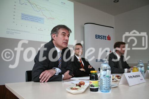 (C) fotodienst; Julia Fuchs, Wien - CEE Equity Strategy:
Märkte bleiben volatil, aber Bodenbildung erscheint realistisch Foto:(vlnr): Fritz Mostböck (Leiter Group Research, Erste Group Bank AG), Gerald Walek (Analyst der Erste Group Bank), Henning Esskuchen (Co-Head CEE Equity Research). .