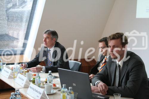 (C) fotodienst; Julia Fuchs, Wien - CEE Equity Strategy:
Märkte bleiben volatil, aber Bodenbildung erscheint realistisch. Foto:(vlnr): Fritz Mostböck, Gerald Walek, Henning Esskuchen 