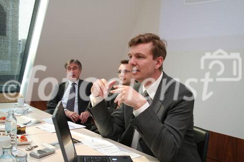 (C) fotodienst; Julia Fuchs, Wien - CEE Equity Strategy:
Märkte bleiben volatil, aber Bodenbildung erscheint realistisch. Foto:(vlnr): Fritz Mostböck, Gerald Walek, Henning Esskuchen 