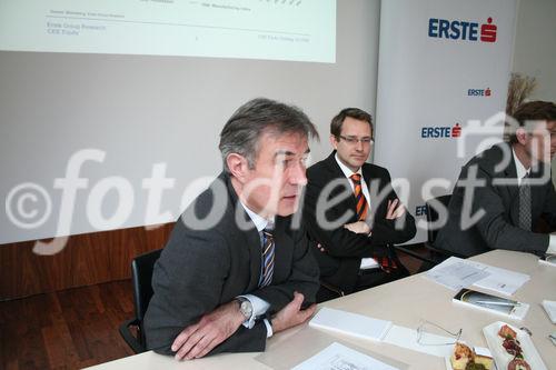 (C) fotodienst; Julia Fuchs, Wien - CEE Equity Strategy:
Märkte bleiben volatil, aber Bodenbildung erscheint realistisch. Foto:(vlnr): Fritz Mostböck, Gerald Walek, Henning Esskuchen 