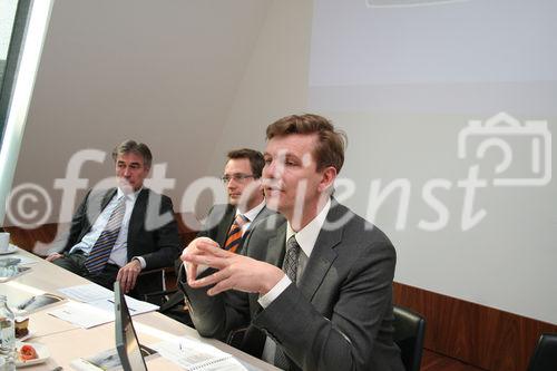 (C) fotodienst; Julia Fuchs, Wien - CEE Equity Strategy:
Märkte bleiben volatil, aber Bodenbildung erscheint realistisch. Foto:(vlnr): Fritz Mostböck, Gerald Walek, Henning Esskuchen 