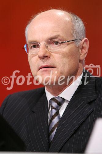 (C) fotodienst/Anna Rauchenberger - Wien, 3.4.2009 - Bilanzpressekonferenz der Österreichische Lotterien im Studio 44 am Rennweg. Die Lotterien konnten eine Umsatzsteigerung von 15 Prozent verzeichnen, rückten organisatorisch noch enger mit Casinos Austria zusammen und erweiterten das Geschäftsfeld auf die Teilrepublik Baschkortostan am Ural. FOTO: Dr. Karl Stoss, Generaldirektor und Vorstandsvorsitzender der Österreichischen Lotterien und der Casinos Austria